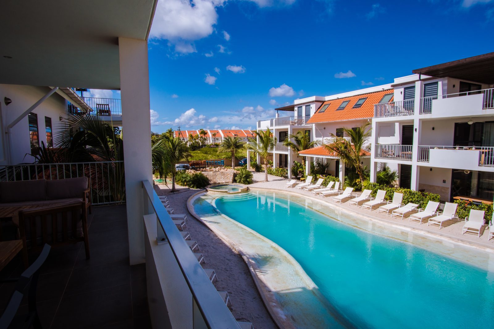 Jede der Ferienwohnungen im Resort Bonaire verfügt über eine Terrasse, von der aus Sie den Swimmingpool überblicken können.