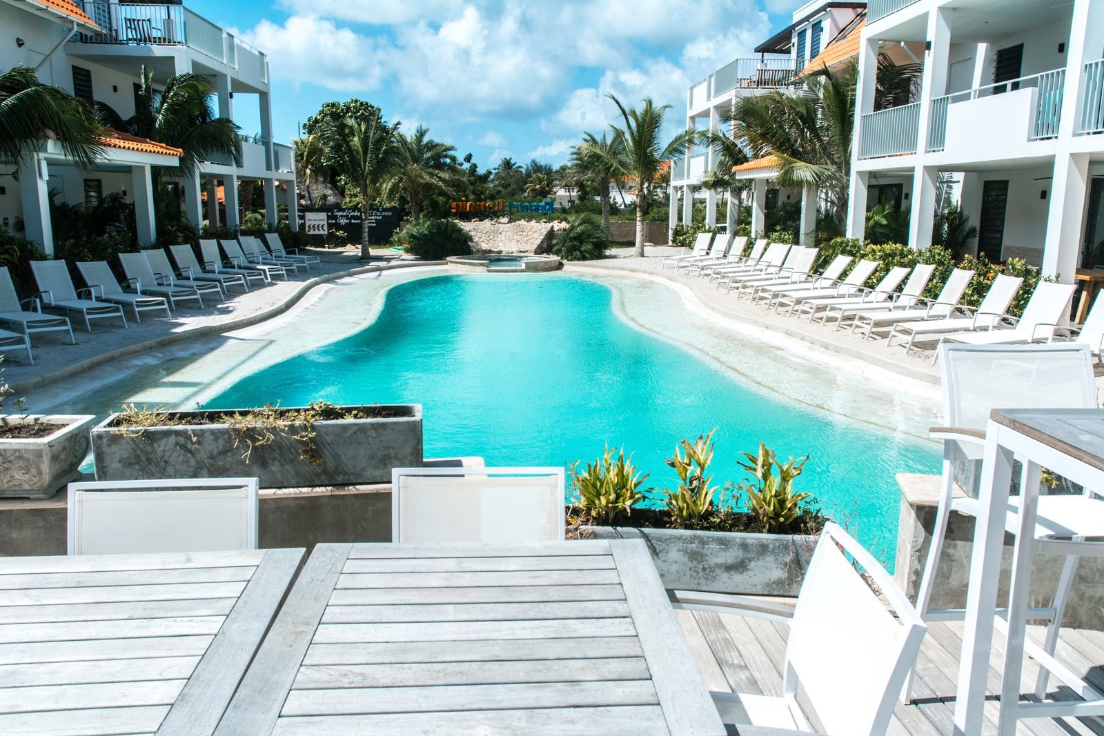 Resort Bonaire beschikt over meerdere terrassen waar u kunt uitkijken op het zwembad.