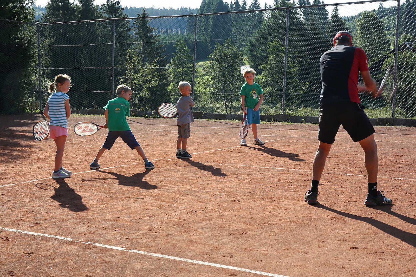 Facilities - Tennis court| Petite Suisse
