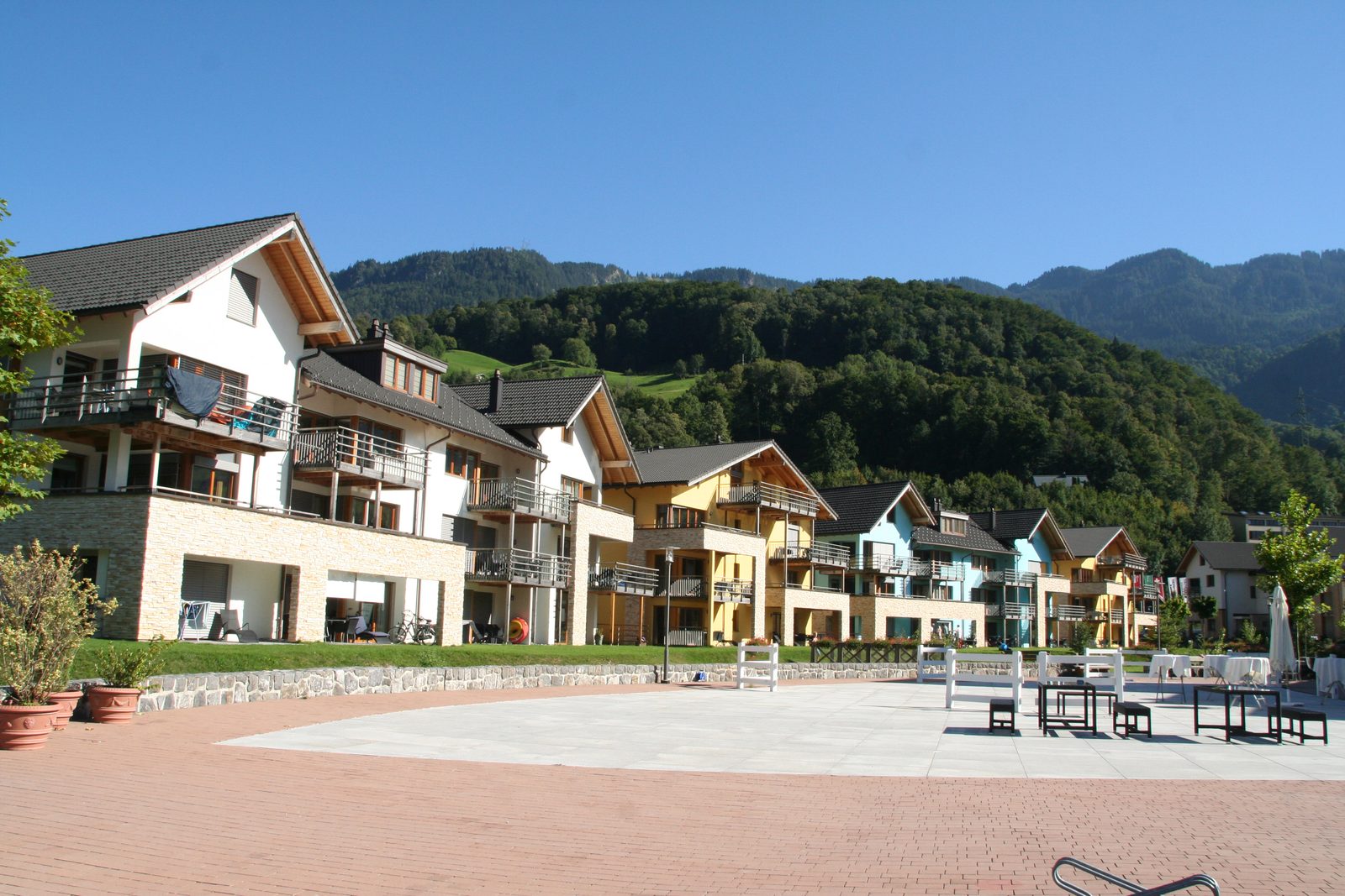 Appartementen aan het dorpsplein van Resort Walensee in Heidiland Flumserberg Zwitserland tijdens de voorjaarsvakantie