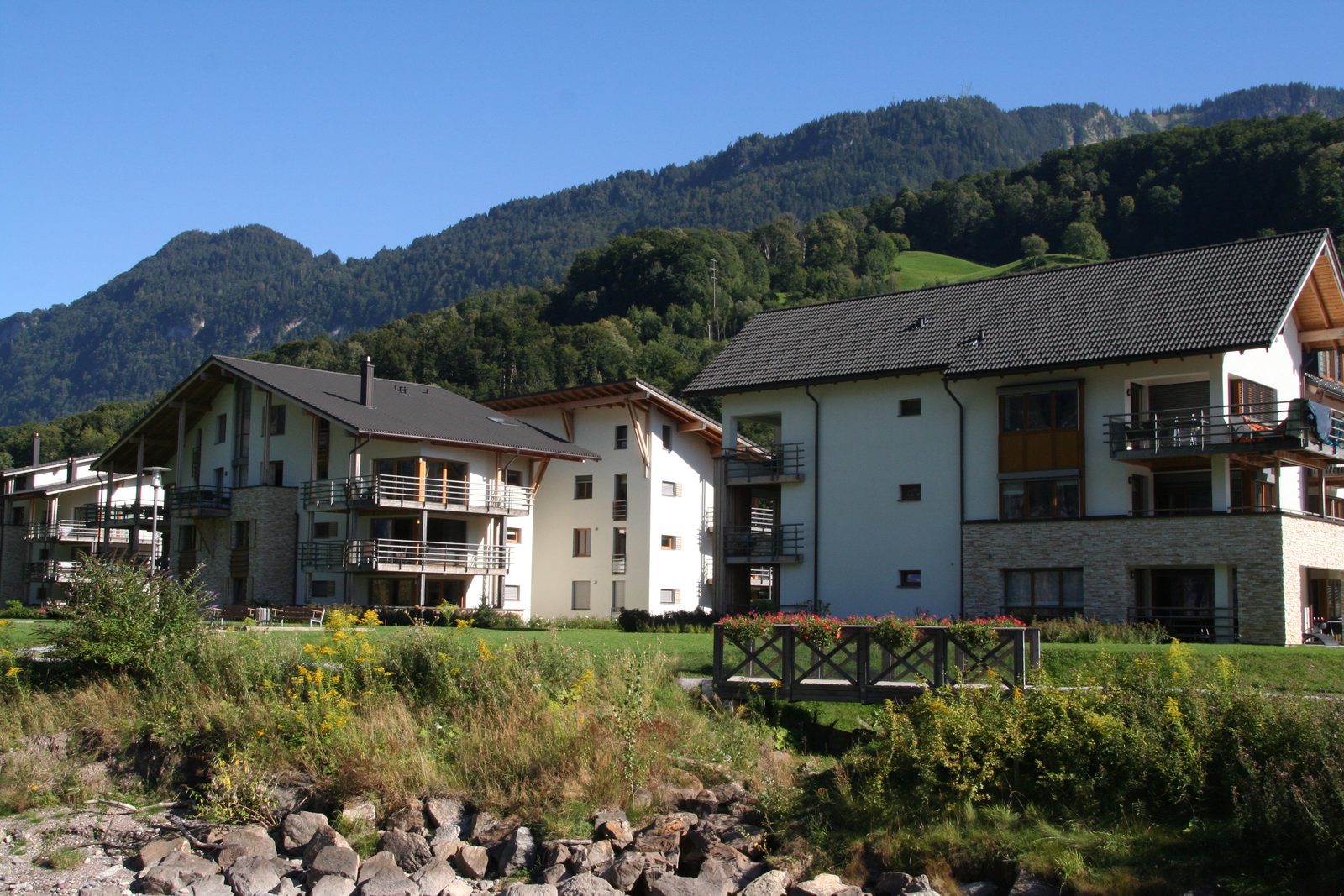 Vakantiewoningen van Walensee Apartments direct aan het meer op Resort Walensee Heidiland Flumserberg Zwitserland in de herfstvakantie