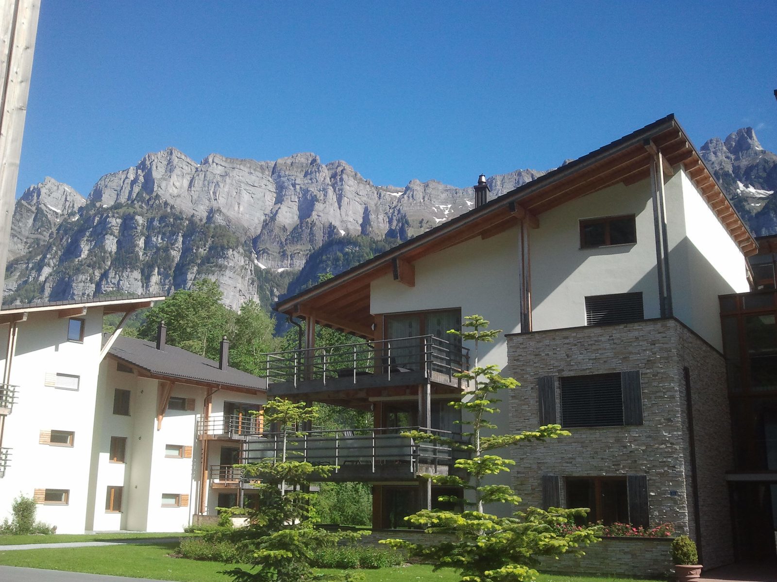 Appartementen op Resort Walensee Heidiland Flumserberg Zwitserland met zicht op de Churfirsten tijdens de Mei vakantie