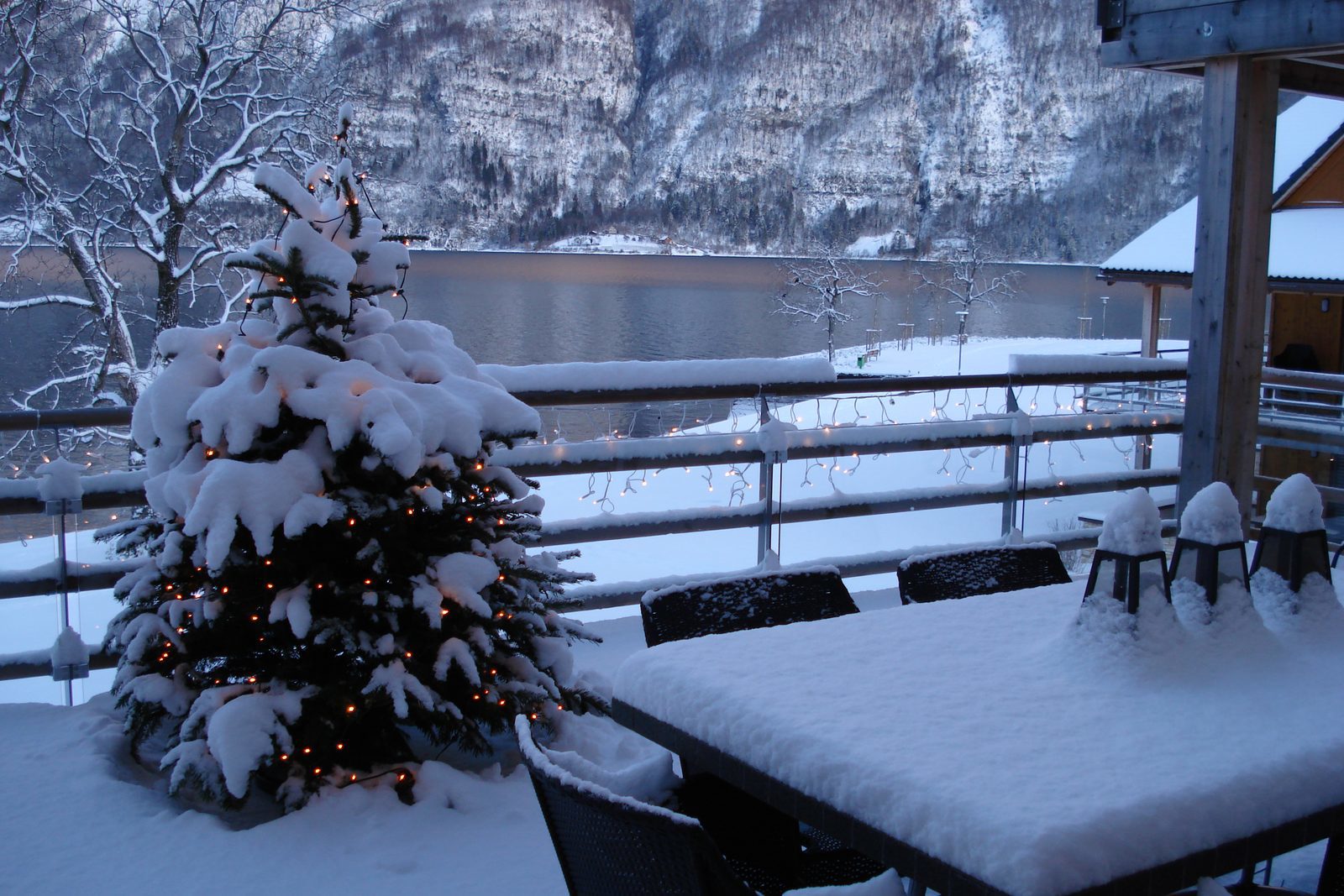 Book your white Christmas with lake view now!