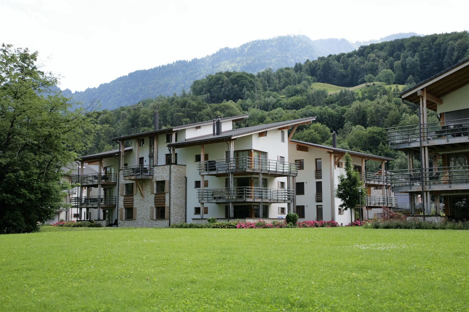 De appartementen van Walensee Apartments op Resort Walensee Heidiland Flumserberg Zwitserland vanaf de oevers van de Walensee tijdens de krokusvakantie