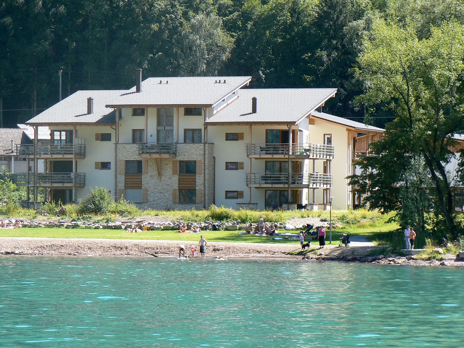 Sonne, Strand und Wassersport während des Sommerurlaubs, unmittelbar von den Ferienhäusern von Walensee Apartments in Resort Walensee Heidiland Flumsberg Schweiz aus