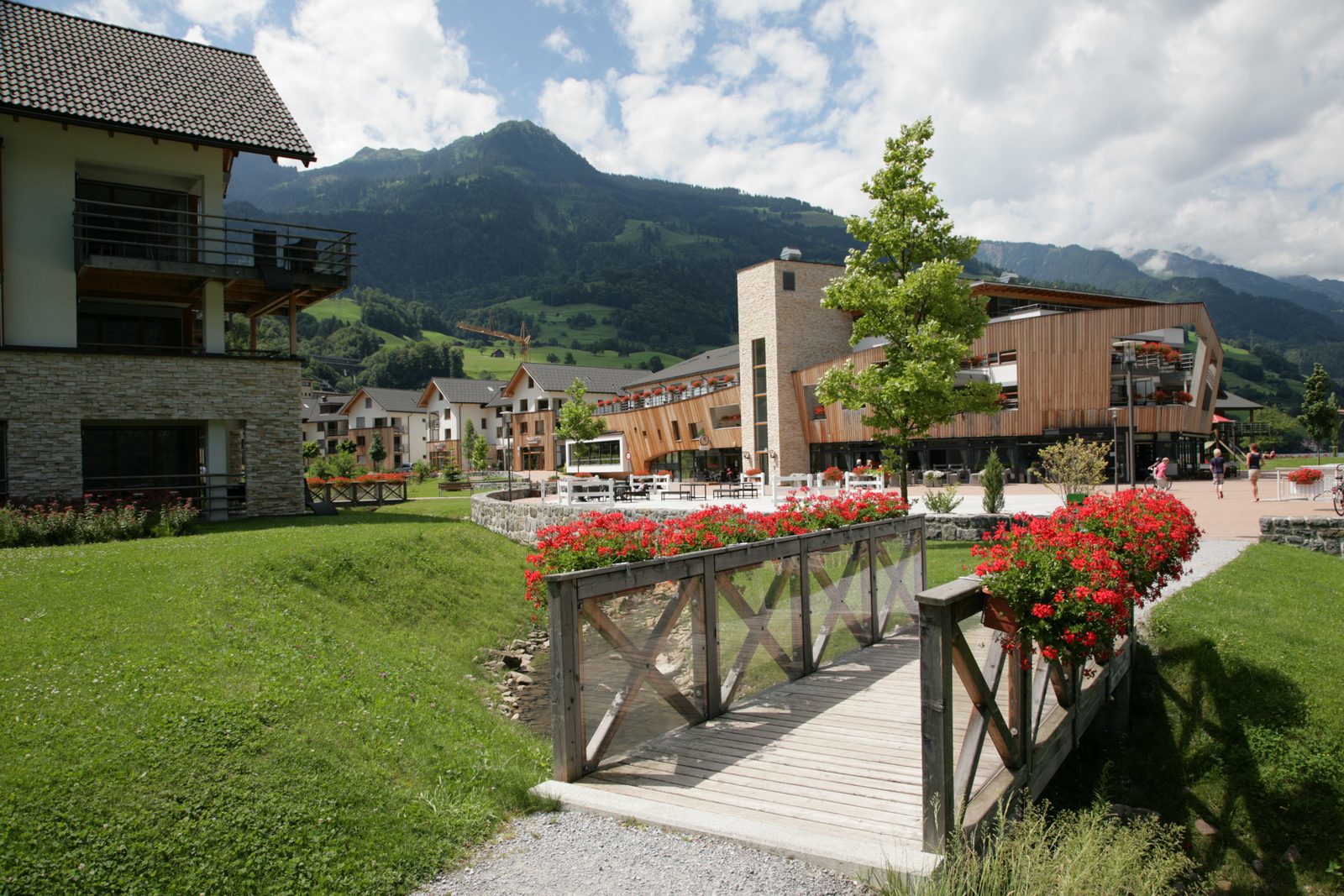 Het wandelpad langs de oevers van Resort Walensee Heidiland Flumserberg Zwitserland in de zomervakantie