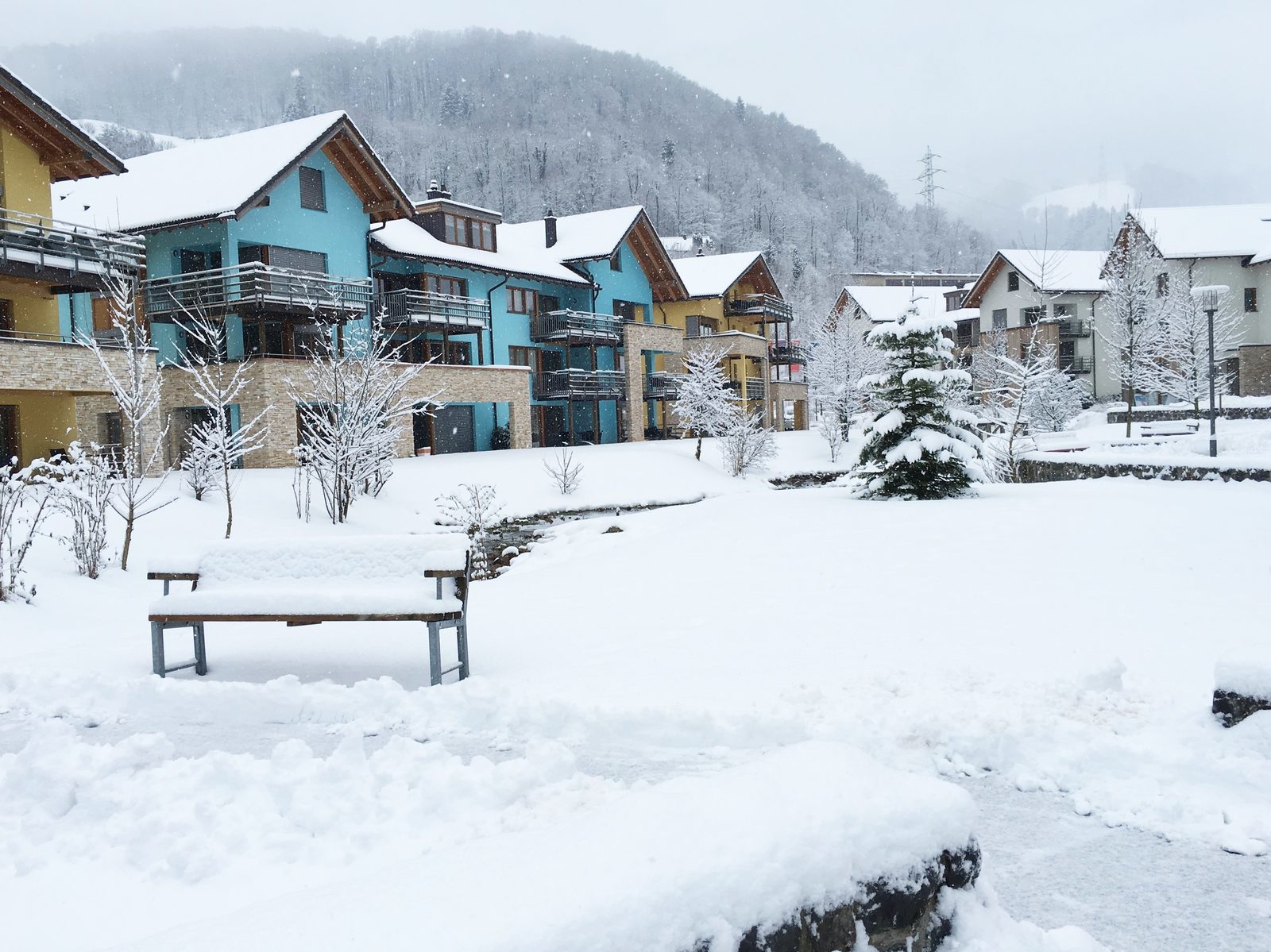 Der Dorfplatz von Resort Walensee in der Region Heidiland, Schweiz, während eines Wintersporturlaubs auf dem Flumsberg