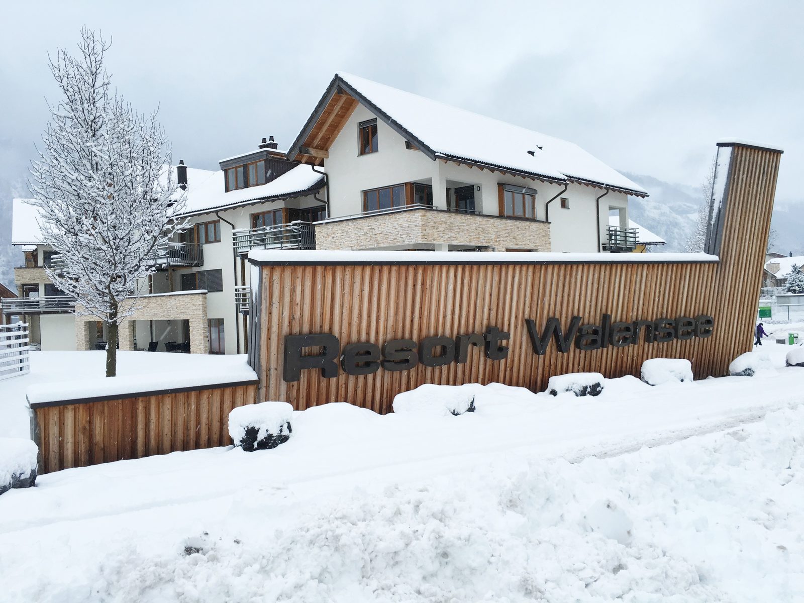 Resort Walensee, am Fuß des Flumserbergs in der Schweiz, ist der ideale Wintersportort für die ganze Familie.