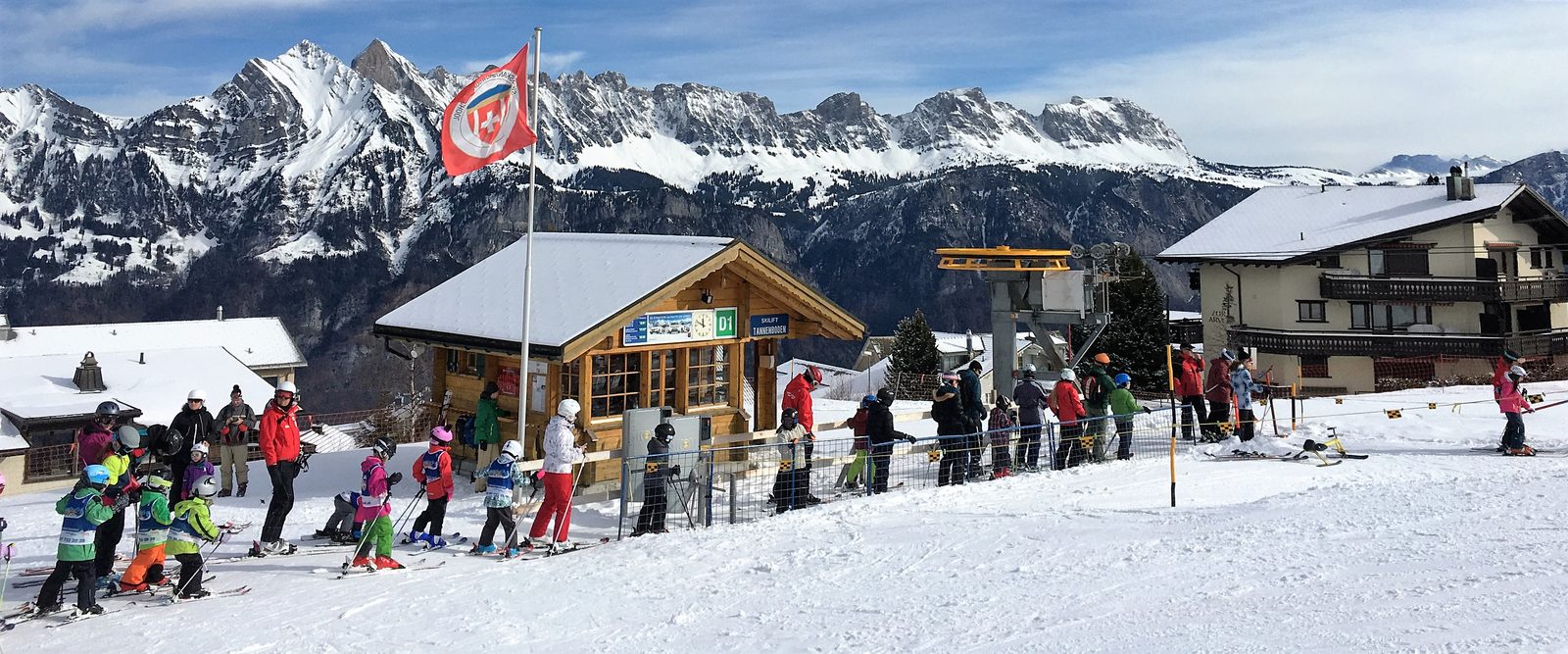 Skifahren auf dem Flumserbeg in der Schweiz. Die Schlepplifte, wo Anfänger das Ski- oder Snowboardfahren lernen. Ebenso viele Langlaufloipen.