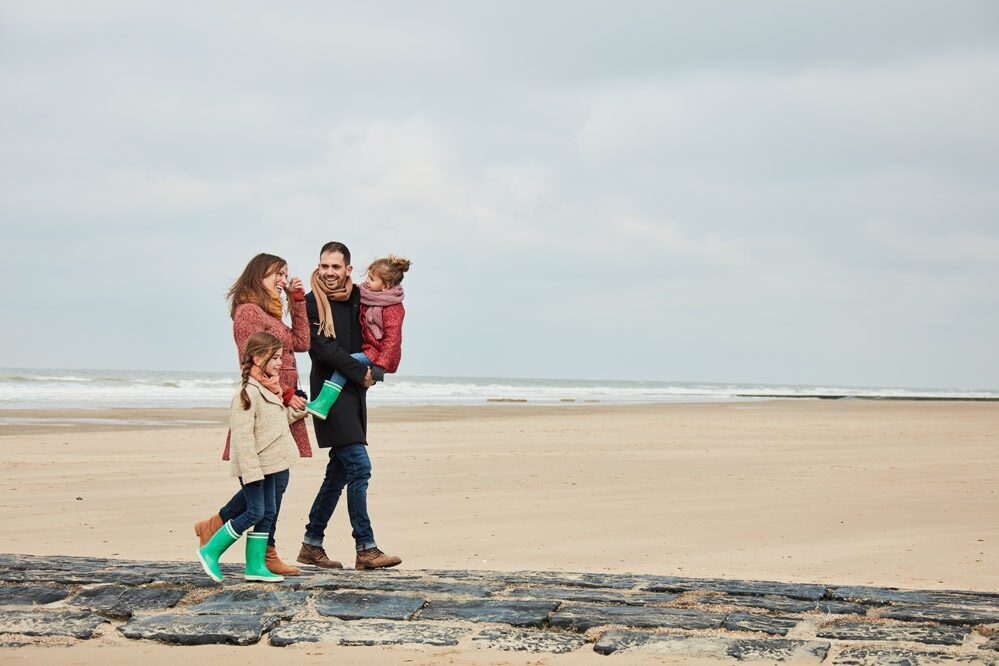 Familie op het strand aan de Belgische Kust