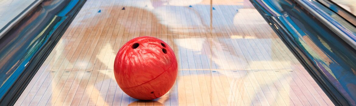 Bowlingbal op bowlingbaan