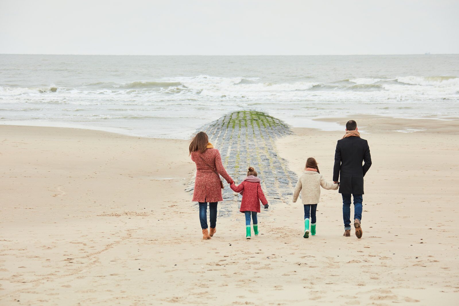 Familie op het strand Belgische kust
