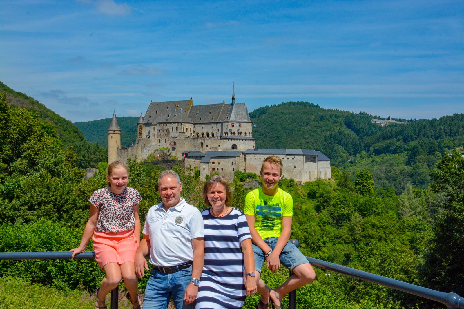 Gezinsfoto voor kasteel Vianden