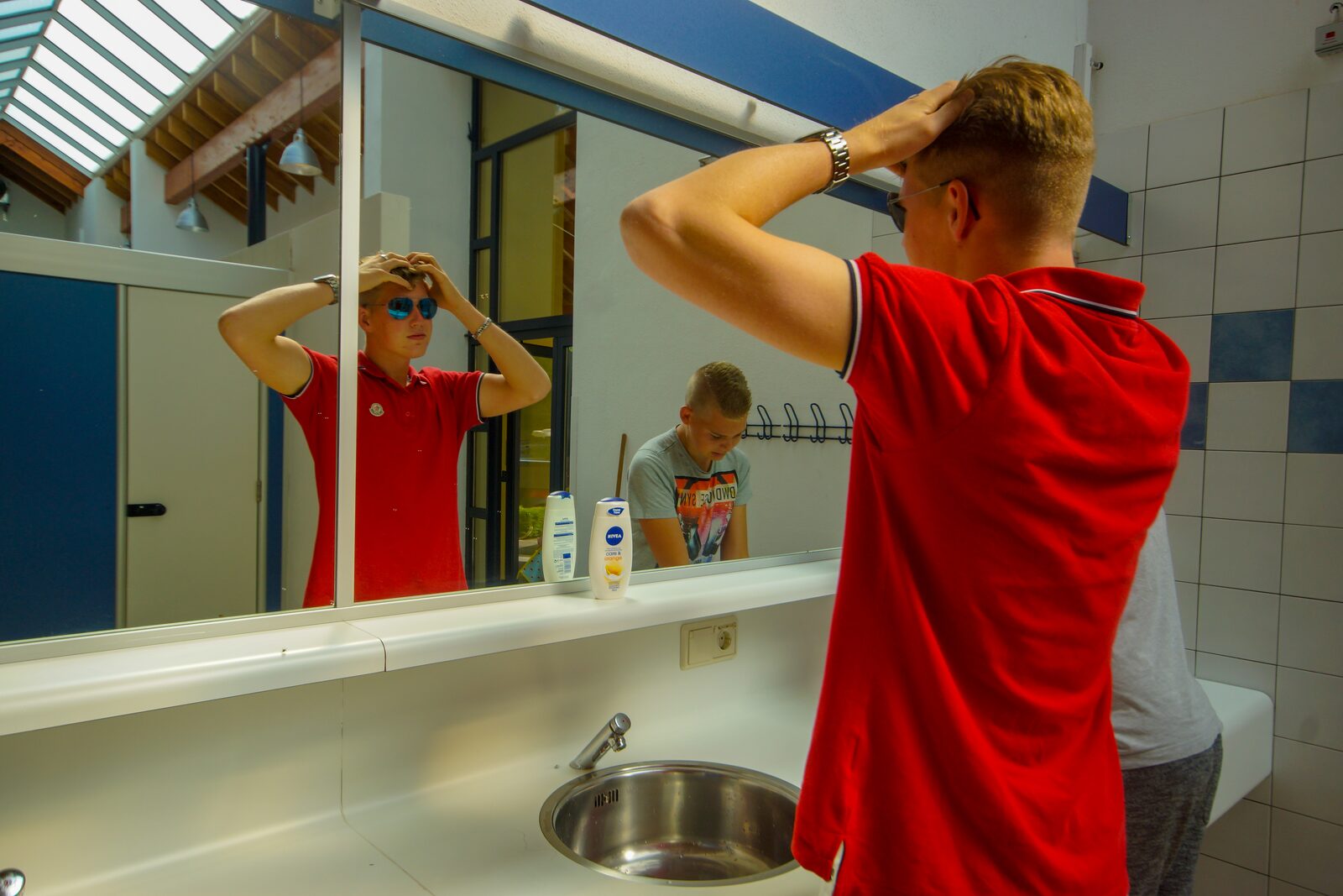 Sanitair Walsdorf jongens voor spiegel
