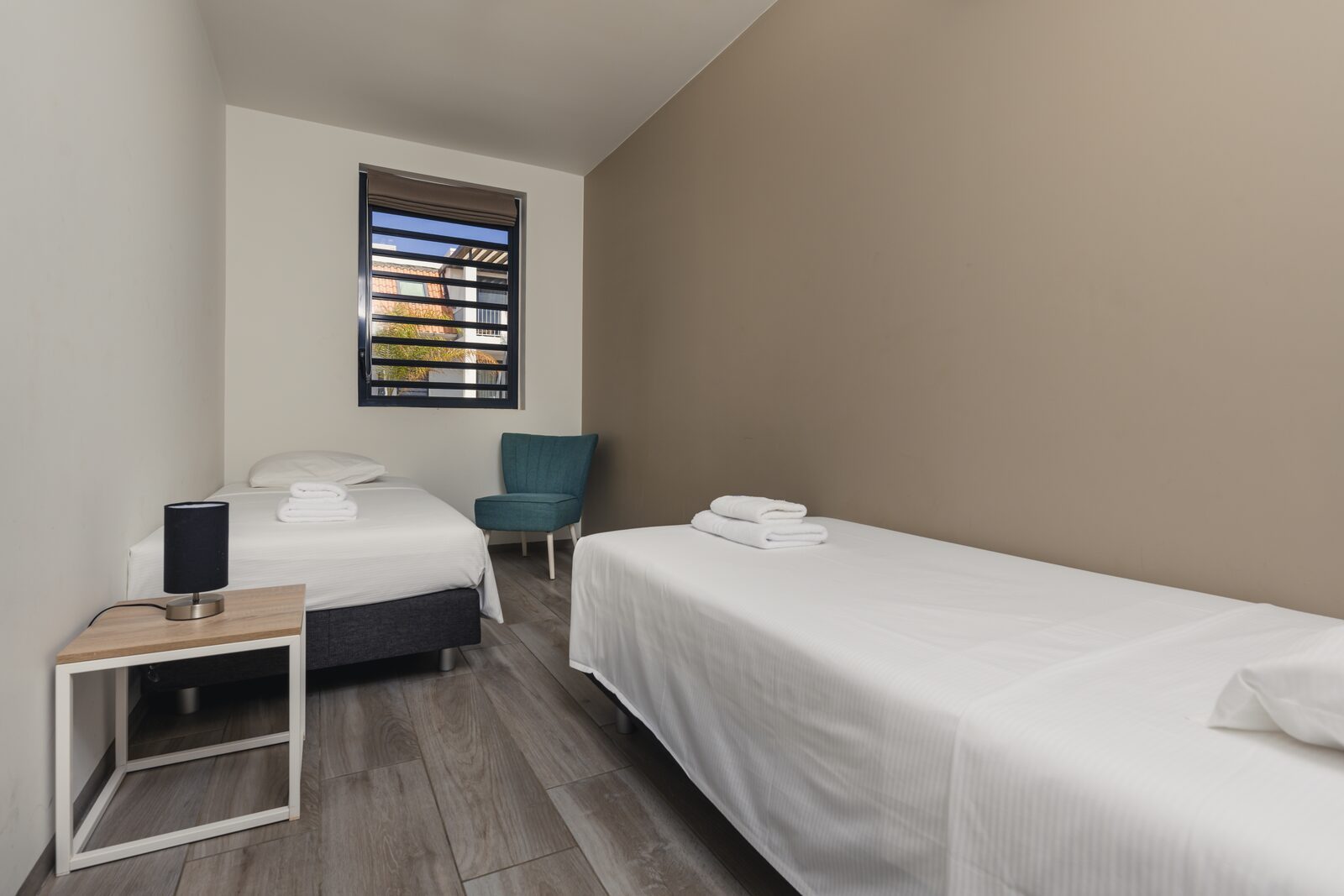 Le Resort Bonaire propose des chambres à coucher spacieuses connectées aux balcons. Affichez nos logements disponibles !