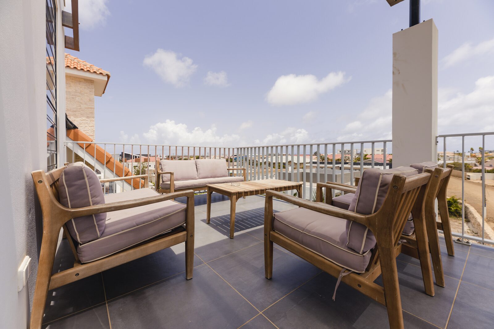 Die oberste Ferienwohnung im Resort Bonaire besitzt einen großen Balkon, von dem aus Sie den Ferienort überblicken können.