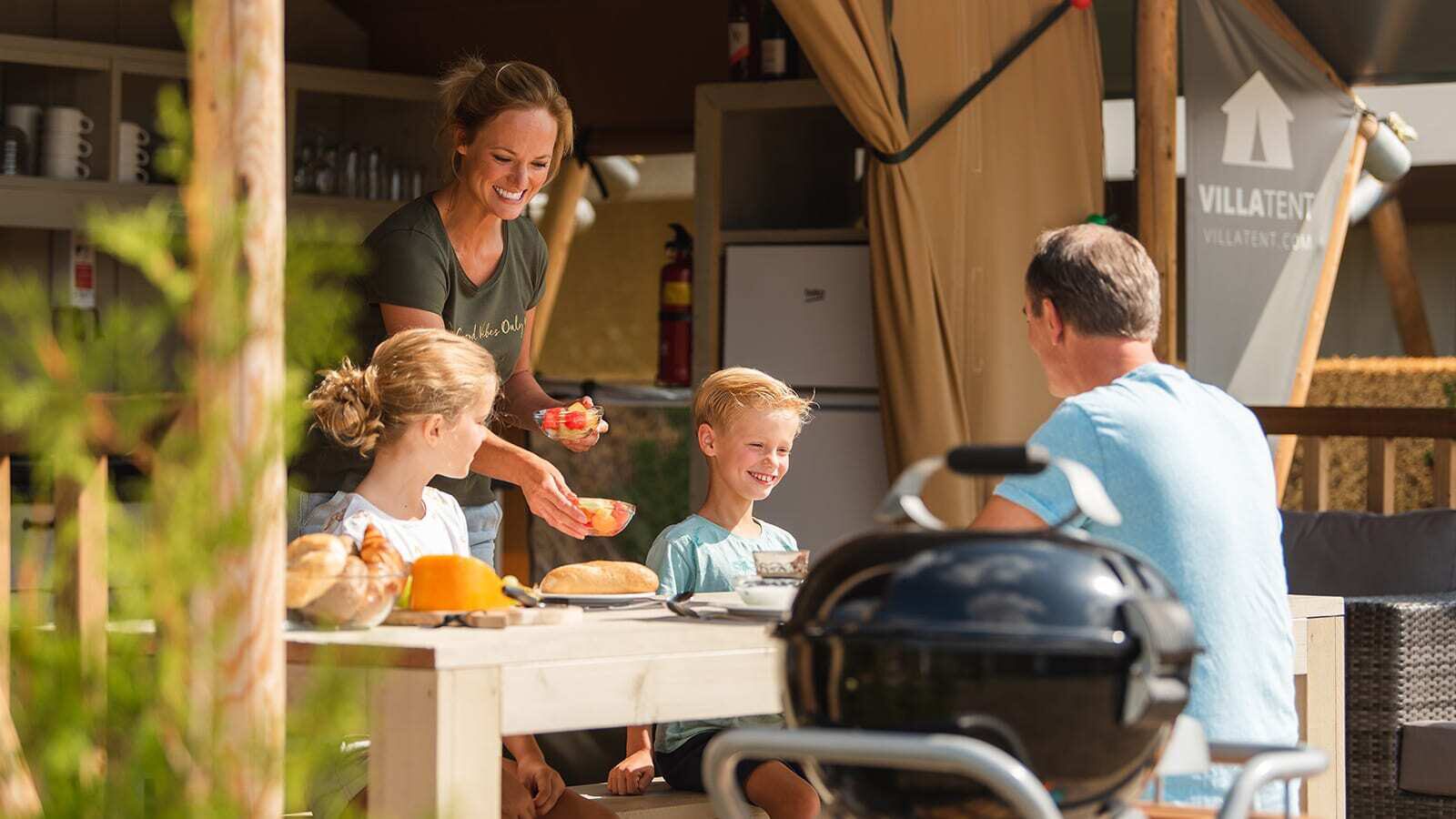 Eine Familie beim Frühstücken im Glamping-Zelt in den Niederlanden 