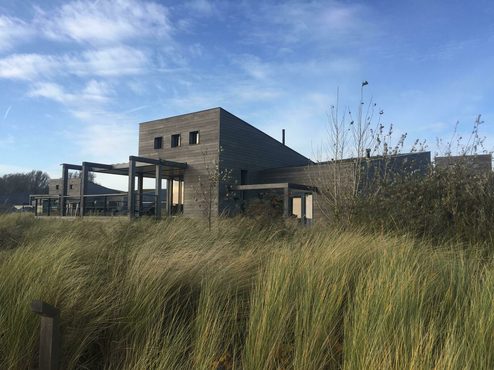 De villa viel helemaal weg in de duinen en het gras.