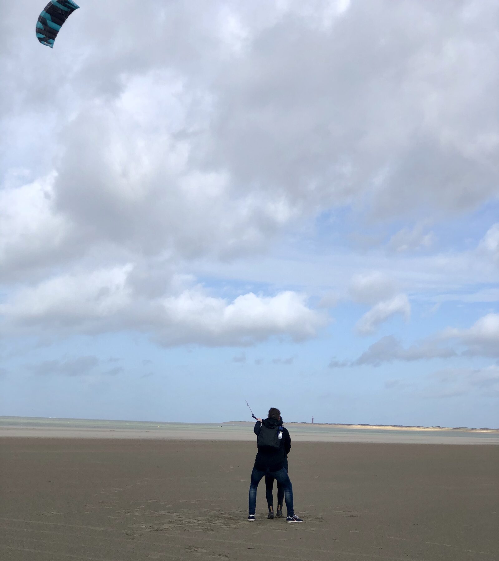 Powerkiten op het strand bij de Brouwersdam