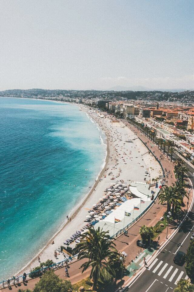 Plage de Nice sur la Côte d'Azur