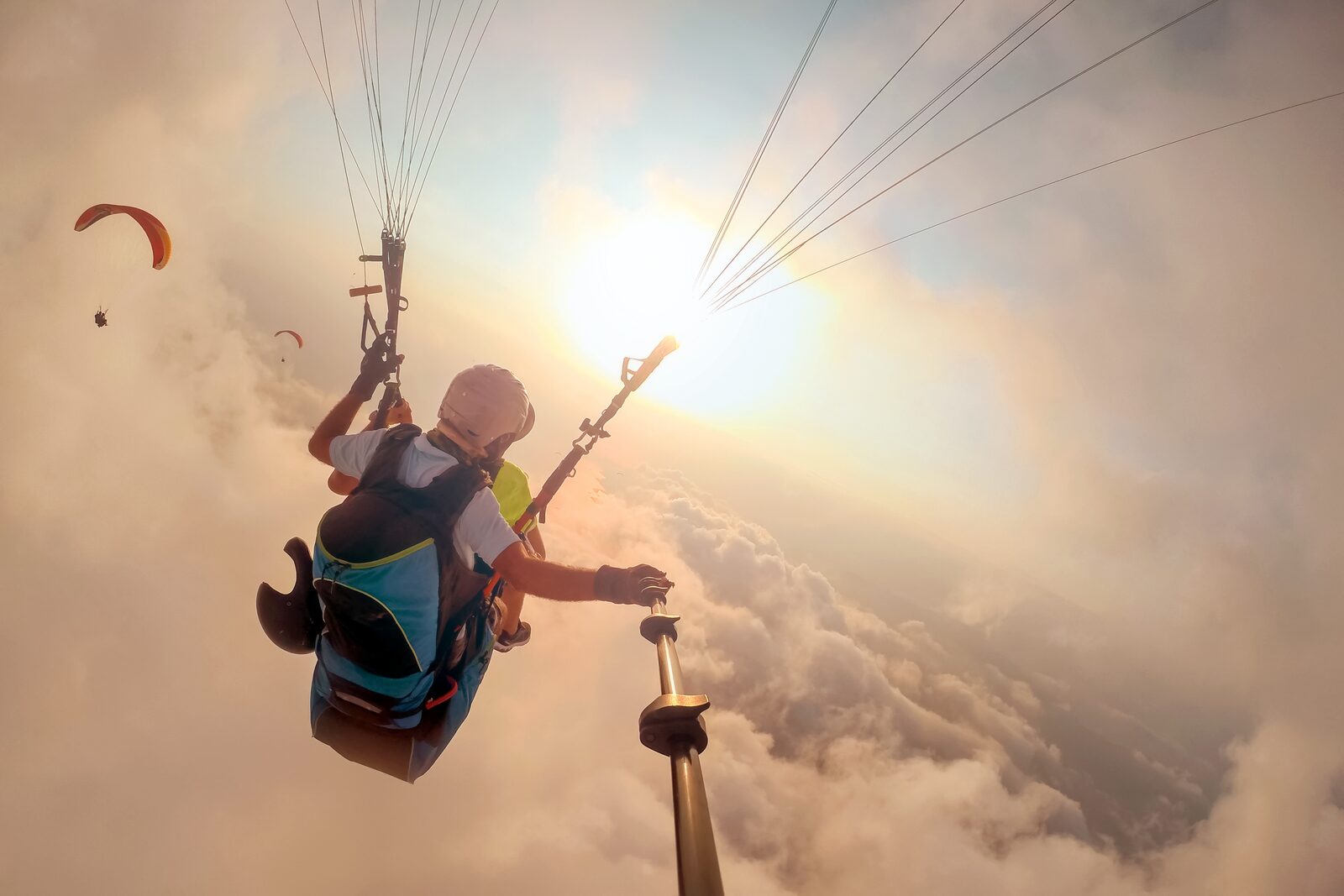 Paraglider vliegt in de wolken