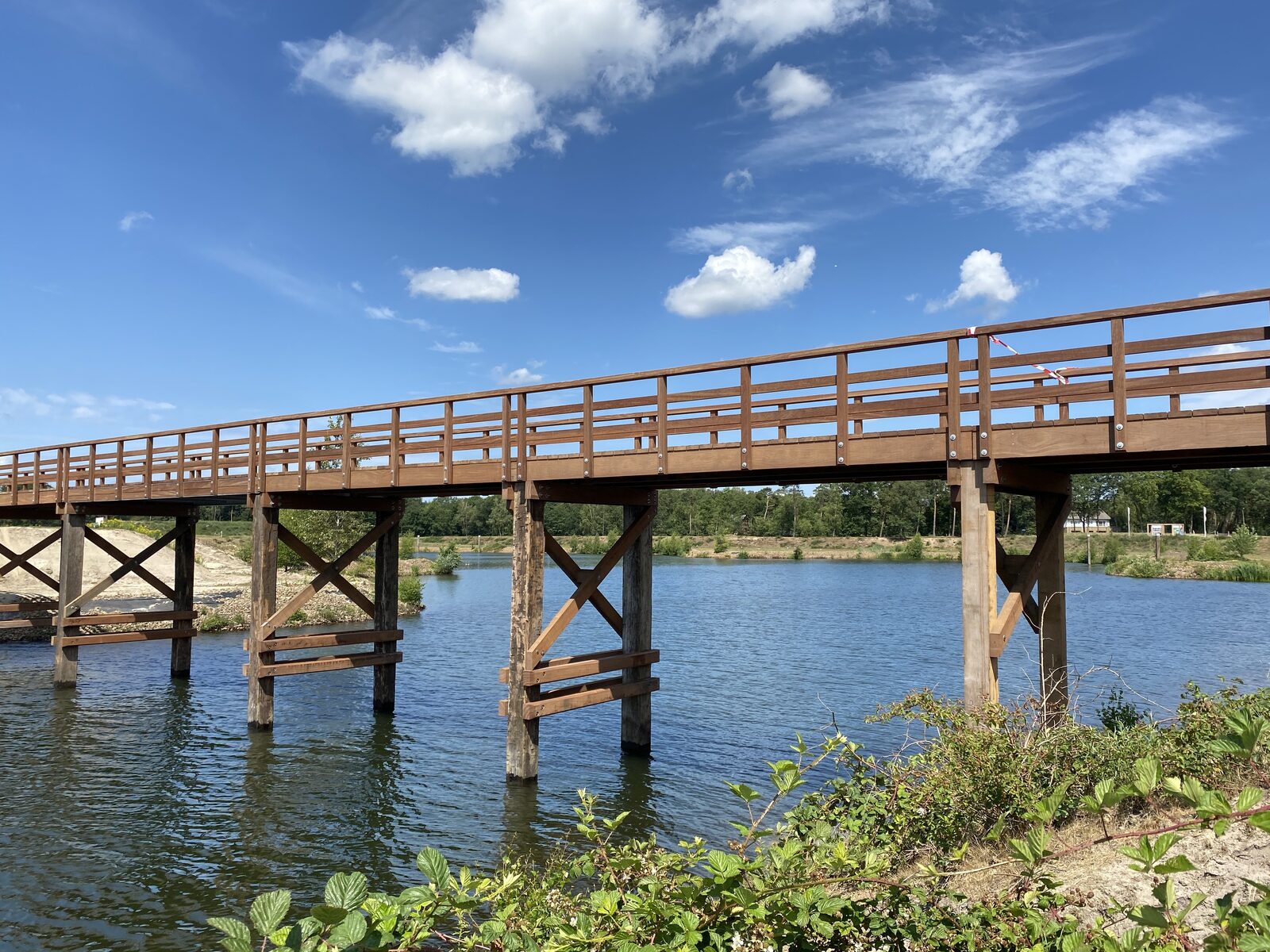 Bau einer Brücke im Ferienpark Leukermeer 