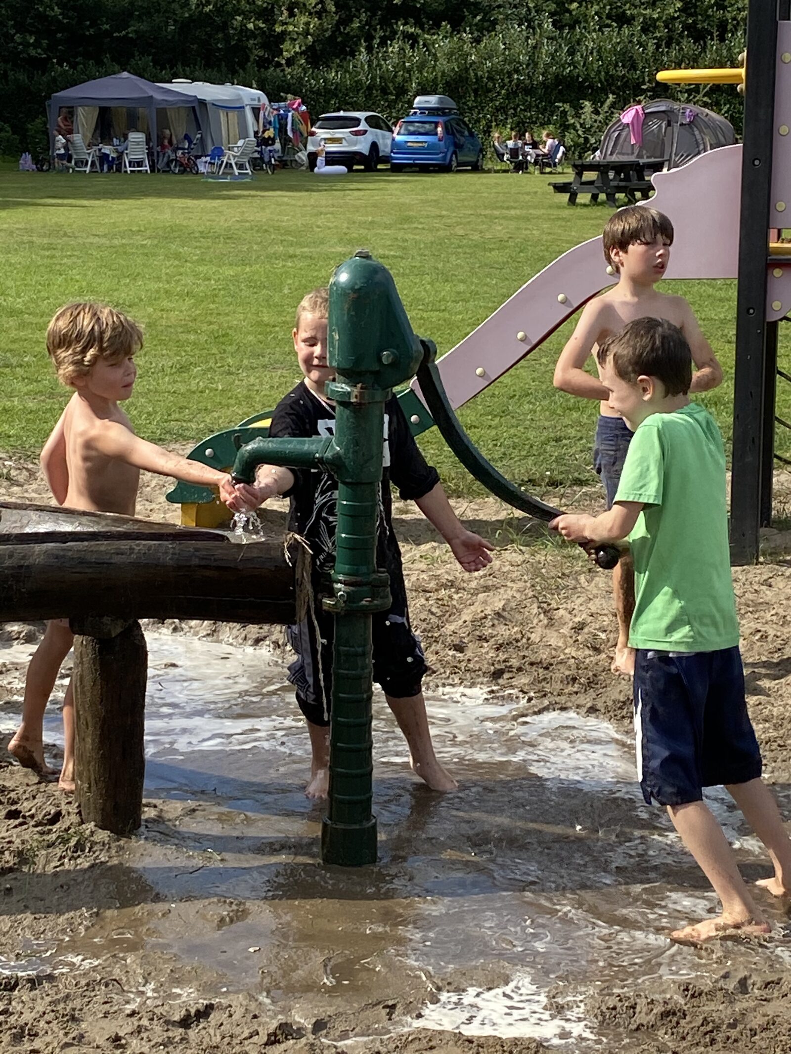 Grote speeltuin voor urenlang speelplezier