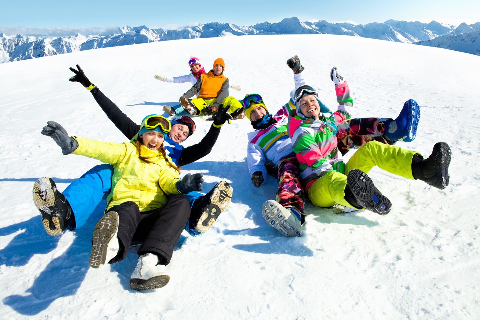 Romantisch stelletje op wintersport